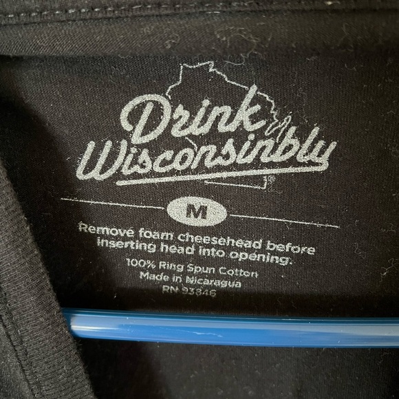 Drink Wisconsinbly Graphic T-Shirt Black Size M - Picture 3 of 3